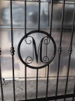 "M" raidės detalė vartuose